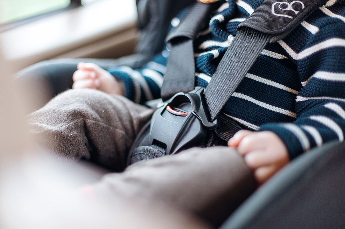 La seguridad de los asientos infantiles de carro y los niños pasajeros -  State Farm®