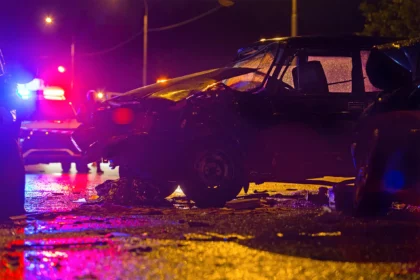 accidente-de-coche-en-la-lluvia-de-la-noche
