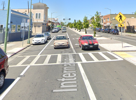 [06-26-2022] Condado de Alameda, CA - Un Hombre Muerto, Tres Peatones Heridos en Choque a Alta Velocidad en Oakland