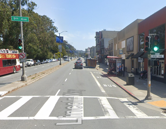 [07-04-2022] Condado De San Francisco, CA - Tres Peatones Heridos De Gravedad Después De Que Un Accidente De Coche Estrellara Un Vehículo Contra Una Parada De Autobús En El Inner Sunset De San Francisco