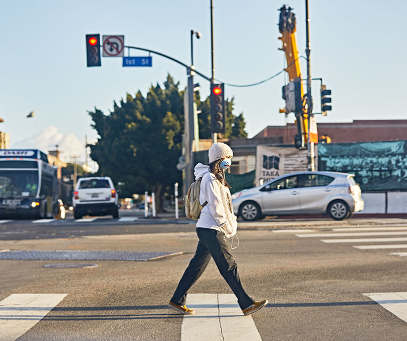 girl-walking-in-pedestrian-wearing-facemask