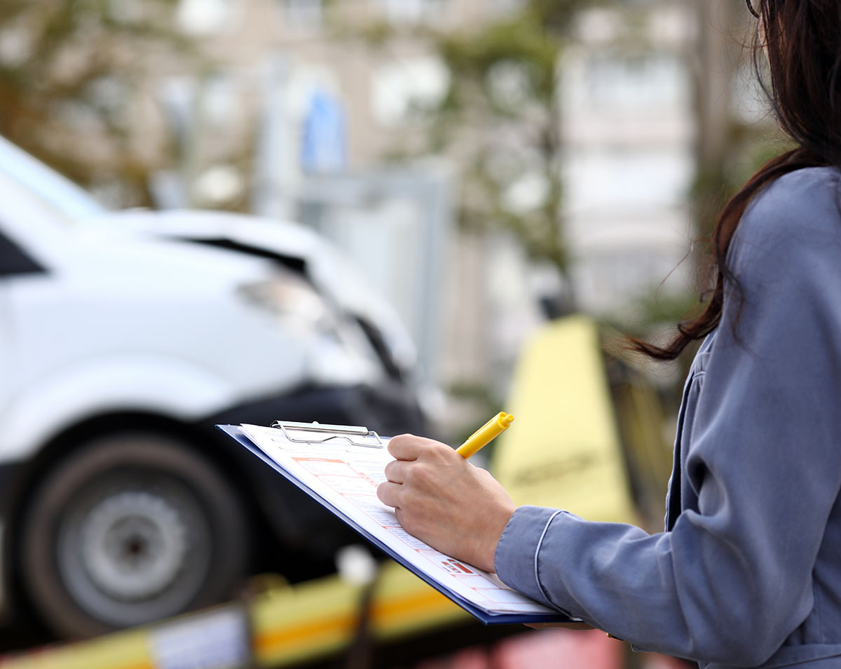 insurance-agent-checking-damage-cost