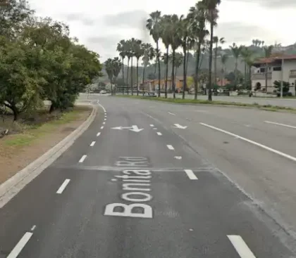 [07-04-2022] Una Persona Herida Despues de una Colision de Dos Vehiculos, Despues Choco contra un Edificio de Oficinas en Chula Vista