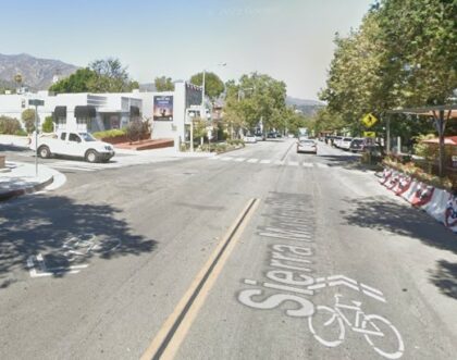 [01-11-2023] Los Angeles County, CA - Un Coche Choca Contra Un Restaurante Y Casi Atropella a Dos Peatones en Sierra Madre