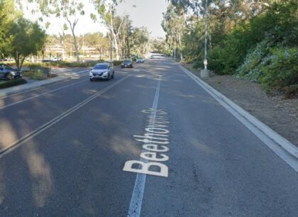 [01-23-2023] Condado de San Diego, CA - Dos Pasajeros Sufrieron Lesiones Después de que un Coche Chocó por un Terraplén en Escondido