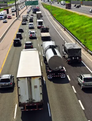 ¿Pueden Los Camiones Circular Por El Carril Izquierdo En California?