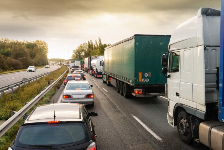 Consejos Y Trucos Para Compartir La Carretera Con Camiones Comerciales En California