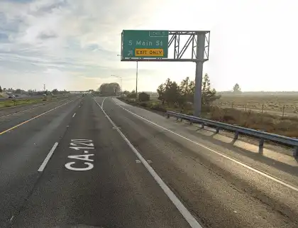 [04-19-2024] Possible Injury Reported After Three-Vehicle Crash, Including Big Rig, in Manteca