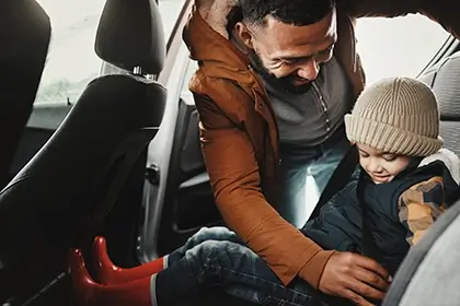 Mantener Seguros A Los Niños Y Las Mascotas Durante Los Viajes De Vacaciones