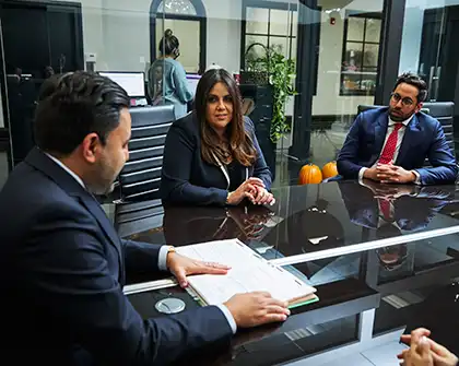 Abogados de Arash Law discutiendo sobre un caso de accidente automovilístico