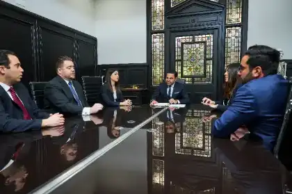 El abogado especializado en accidentes de tráfico Arash Khorsandi se reúne con otros abogados de Arash Law