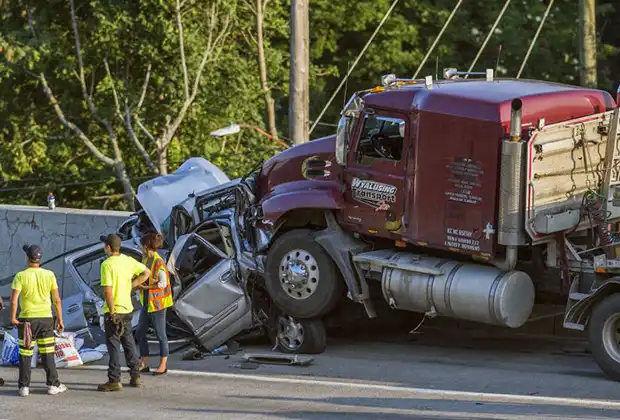 Recopilar datos del conductor del camión después de un accidente en Fresno