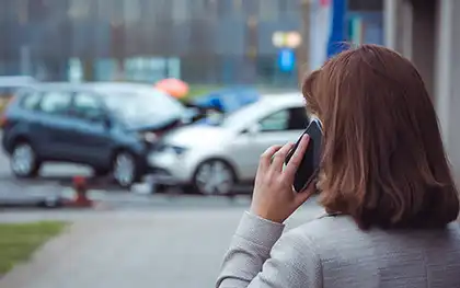 Una mujer denuncia un accidente de tráfico en Los Ángeles