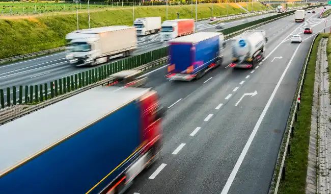 camión comercial que circula a alta velocidad en Riverside