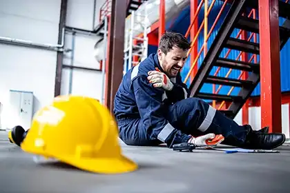 empleado lesionado en el trabajo