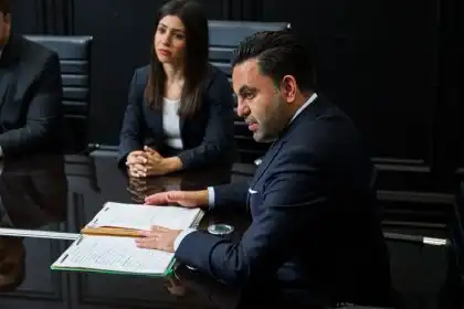 Abogados De Arash Law En Una Reunión