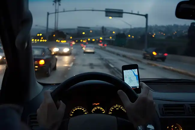 Conductor De Lyft Distraído Navegando Por El Mapa En El Móvil Mientras Conduce