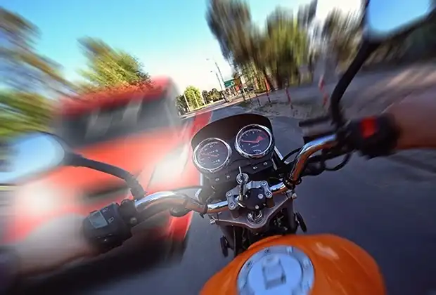 Motociclista Que Circulaba A Alta Velocidad En Sentido Contrario Provocó Un Accidente En Newport Beach