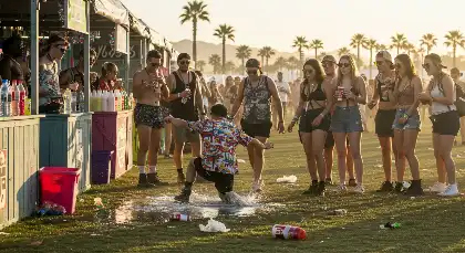 Un Asistente Resbala Y Cae Al Agua Sobre El Césped En Coachella