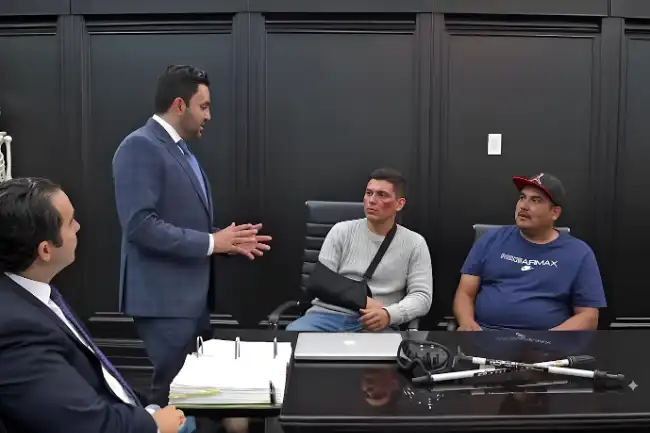 ski accident lawyer explaining the legal process to the victim