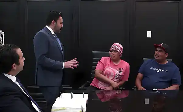 Abogado asesorando a víctimas de accidente mientras revisan su caso legal