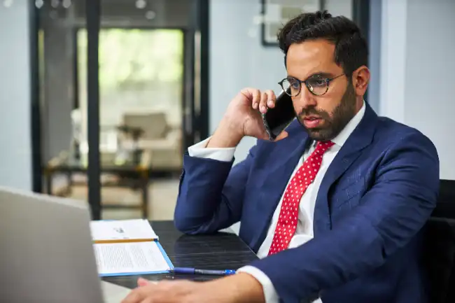 Abogado especializado en accidentes de Arash Law hablando por teléfono con el cliente