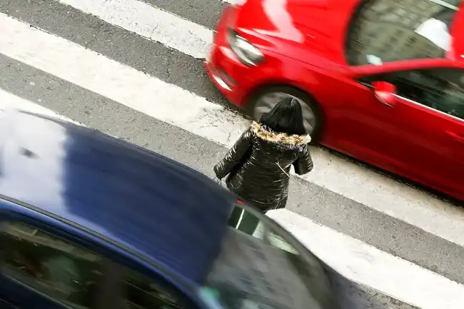 Accident risk with pedestrian crossing while cars are on go
