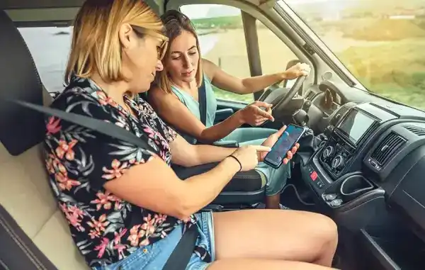 Conductor distraído en RV que incrementa el riesgo de accidente y lesiones