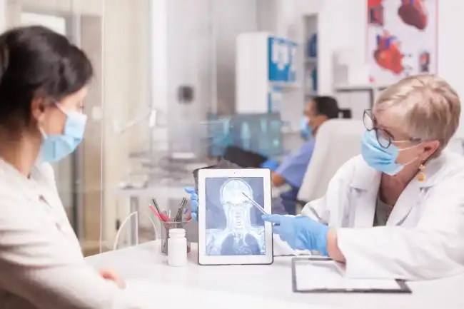 Doctor explaining the diagnosis of head injury victim