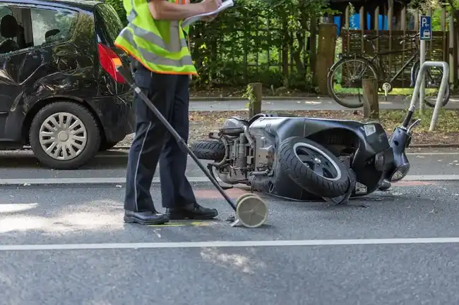 Escena de accidente de scooter investigado tras causar lesiones en la vía