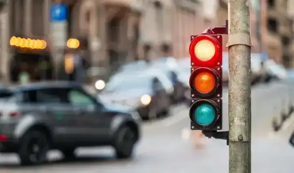 Semáforo en rojo que ilustra un riesgo frecuente de accidentes en intersecciones