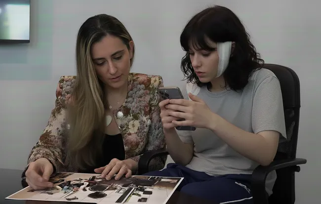 AK lawyer discussing with the client involved in a beauty salon injury case in California