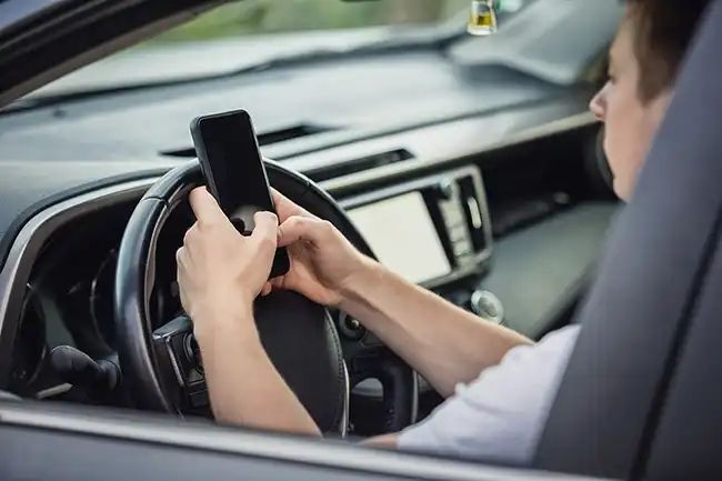 Uber accident risks with driver distracted at mobile phone while driving