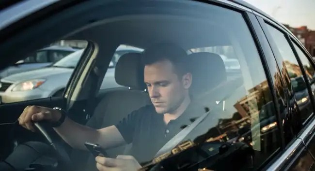 Uber accident risks with driver distracted on mobile phone while driving