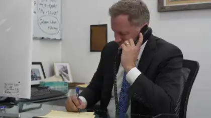 Abogado en llamada con cliente explicando los honorarios del abogado