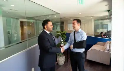 Cliente negociando con abogado ak