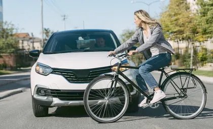 Shared-fault bicycle accident between driver and cyclist