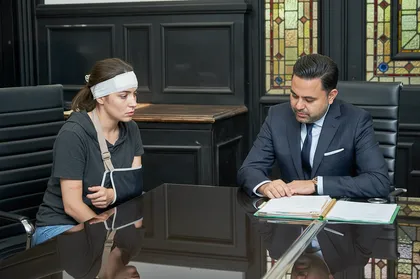 Víctima lesionada de accidente de tráfico se reúne con un abogado sobre opciones legales