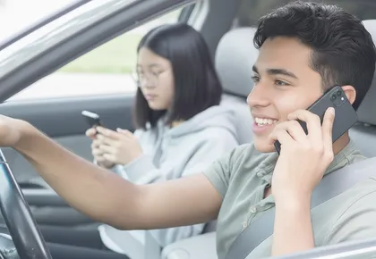 Un conductor adolescente distraído al volante provoca un riesgo de accidente