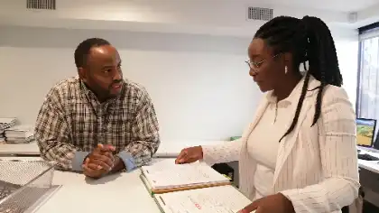 Abogado asesorando a un cliente sobre una reclamación por un accidente con un coche aparcado en California