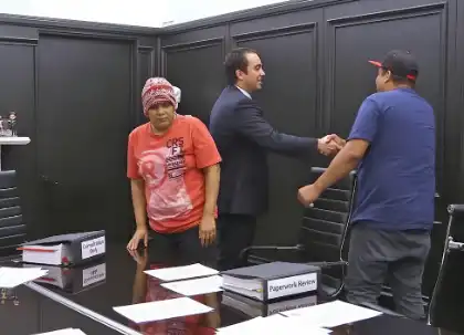 Abogado especializado en lesiones personales reunido con sus clientes para analizar las opciones del caso