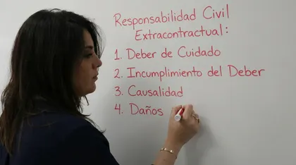 Abogado explicando los elementos de los delitos civiles por negligencia en una pizarra