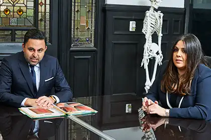 Abogados debaten sobre las pruebas relativas a las lesiones por quemaduras en una demanda por negligencia
