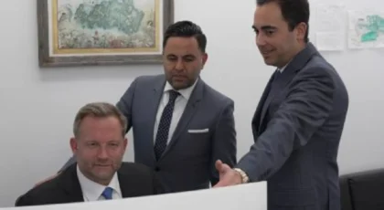 Abogados especializados en lesiones personales de AK debaten la estrategia para un caso de accidente de camión
