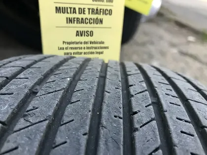 Banda de rodadura desgastada que presenta una profundidad inferior a la permitida por la legislación de California