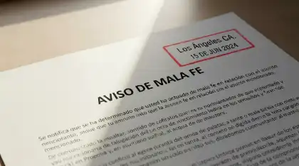 Documento de notificación de mala fe sobre un escritorio