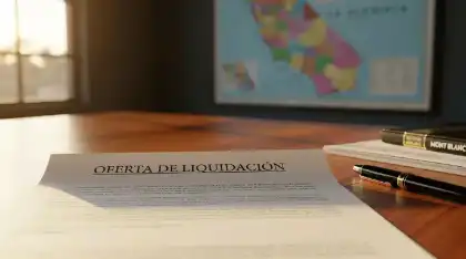 Documento de oferta de acuerdo sobre el escritorio de un abogado, junto a un bolígrafo y un mapa de California