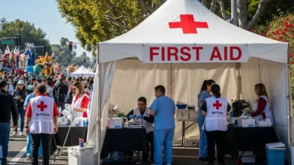 Equipo de respuesta a emergencias que atiende a los asistentes heridos en el Desfile de las Rosas en el puesto de primeros auxilios