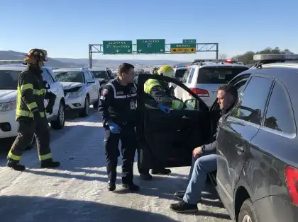 Los servicios de emergencia prestan asistencia a los conductores tras un accidente múltiple en una carretera helada