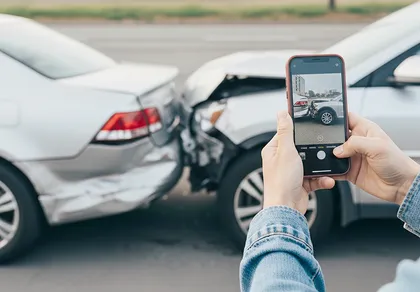 Pruebas fotográficas de un accidente por alcance para una reclamación por lesiones